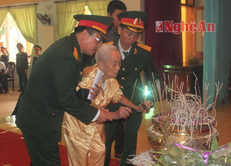 Cụ ông 90 tuổi đi không vững, được dìu lên bàn thờ để thắp hương cho Đại tướng.
