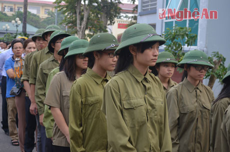 Nhiều em học sinh tranh thủ giờ nghỉ học để đến viếng Đại tướng Võ Nguyên Giáp.