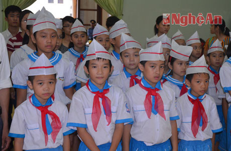 Các em học sinh trường tiểu học Hà Huy Tập vào tiễn biệt Đại tướng Võ Nguyên Giáp.