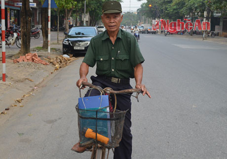 Cựu chiến binh Ngô Xuân Vinh (75 tuổi) ở xóm Liên Tân, xã Thọ Hợp, huyện Quỳ Hợp đi xe ca xuống thành phố Vinh rồi tiếp tục đạp xe đi viếng Đại tướng.