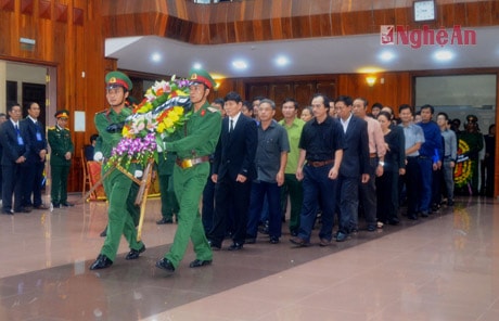 Các đoàn người liên tục vào viếng Đại tướng Võ Nguyên Giáp dù đã quá trưa