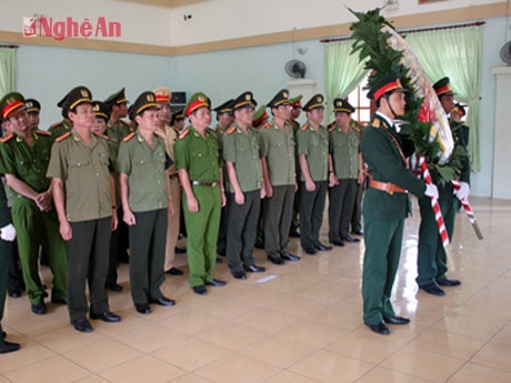 Công an Nghệ An dâng hoa, dâng hương viếng Đại tướng Võ Nguyên Gipas tại Bộ chỉ huy Quân sự tỉnh