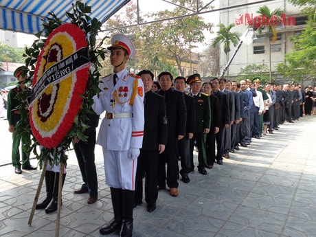 Đoàn đại biểu tỉnh Nghệ An đã đến đặt vòng hoa kính viếng Đại tướng Võ Nguyên Giáp