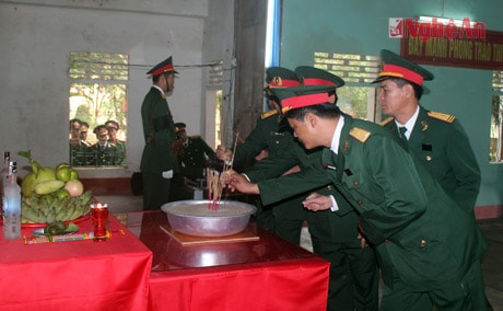 Lãnh đạo, chỉ huy Trung đoàn 335 thắp hương cho Đại Tướng