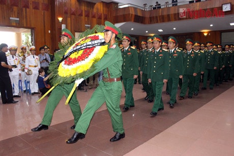 Đoàn Đại biểu Bộ tư lệnh Quân khu dâng hoa kính viếng Đại tướng Võ Nguyên Giáp.