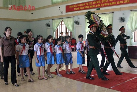  Cô trò Trường TH Lê Lợi (Vinh) vào viếng Đại tướng Võ Nguyên Giáp