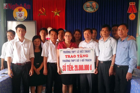 Trường THPT Lê Viết Thuật (Nghệ An) thăm và tặng quà Trường THPT số 1 Bố Trạch (Quảng Bình)