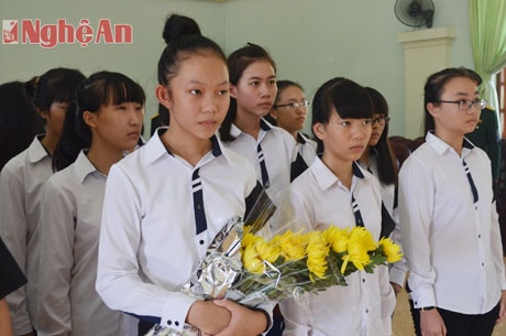 Nhiều em học sinh tranh thủ giờ nghỉ học để đến viếng Đại tướng Võ Nguyên Giáp.