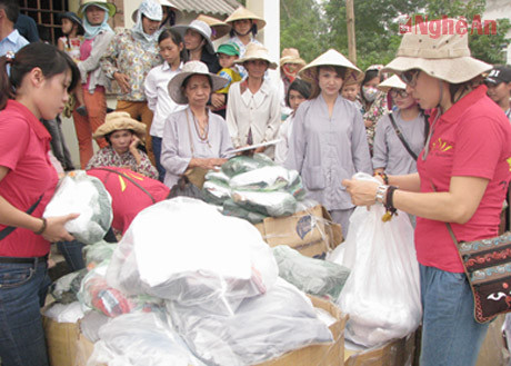 Cứu trợ tại phường Quỳnh Vinh ( TX Hoàng Mai).