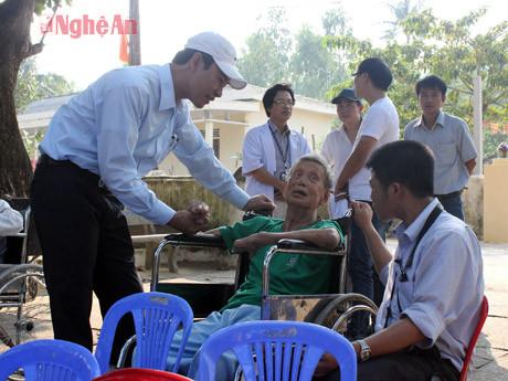 Trò chuyện với bệnh nhân làng phong Quỳnh Lập