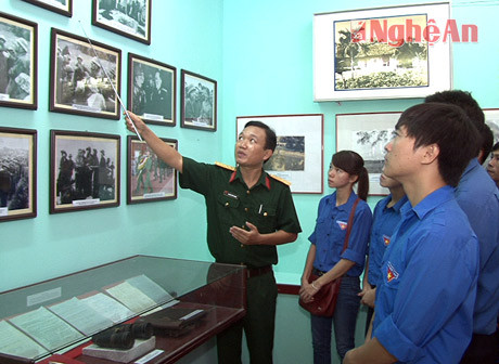 Đoàn viên, thanh niên Thành đoàn Vinh, Nghệ An tham qua hình ảnh, hiện vật về Đại tướng Võ Nguyễn Giáp tại Bảo tàng Quân khu 4 trong ngày 13/10/2013