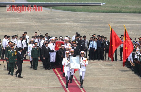 Lãnh đạo Đảng Nhà nước di chuyển linh cữu Đại tướng lên Linh xa có gắn Đại pháo.