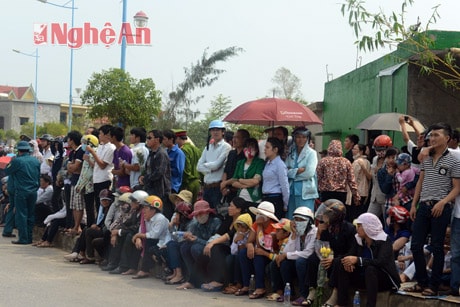 Hai bên đường từ Sân bay Đồng Hới đông đảo người dân muốn được kính chào tiễn biệt người con quê hương về nơi yên nghỉ cuối cùng   