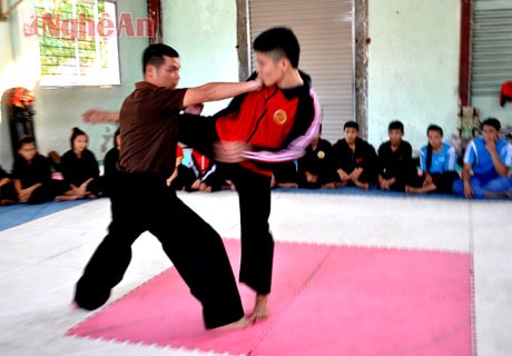 HLV Trần Trọng Cường (trái, môn pencak silat) - một trong số ít những VĐV thành công trên cương vị mới sau khi giải nghệ