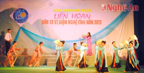 Câu lạc bộ phường Vinh Tân biểu diễn tại Liên hoan Dân ca ví dặm cấp tỉnh năm 2013.