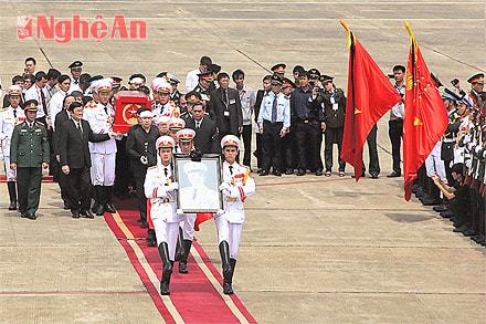 Lễ rước linh cữu Đại tướng về nơi an táng tại Vũng Chùa - Đảo Yến (Quảng Bình). Ảnh: Trần Duy Ngoãn