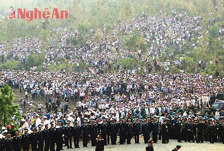 Hàng vạn người đưa tiễn Đại tướng đến nơi an nghỉ cuối cùng. Ảnh: Thành Duy