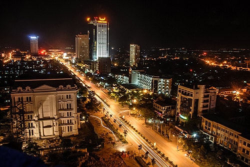 Đường Quang Trung (TP. Vinh) về đêm. 