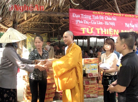 Trao quà cho hộ nghèo tại chùa An Thái ( Quỳnh Lưu).