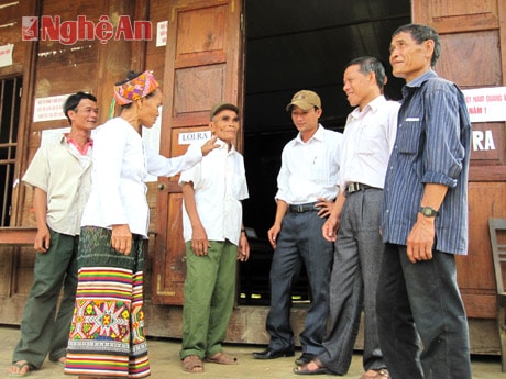 Cán bộ xã Tam Hợp (Tương Dương) vận động bà con bản Phà Lõm xây dựng đời sống văn hóa. Ảnh: Thanh Lê