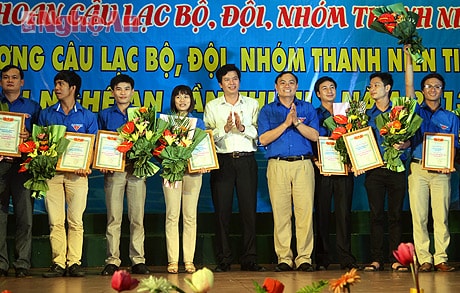 Trao bằng khen cho các CLB xuất sắc