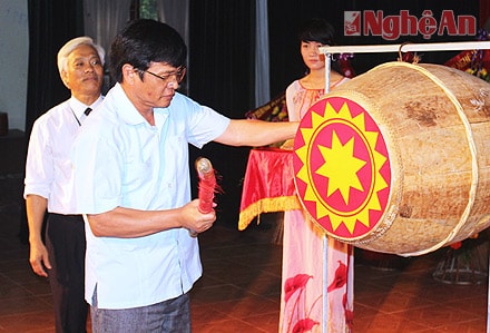 Đồng chí Tô Hồng Hải đánh trống khai giảng năm học mới trường Cao đẳng VHNT