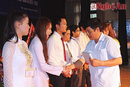 Trao thưởng cho các sinh viên xuất sắc