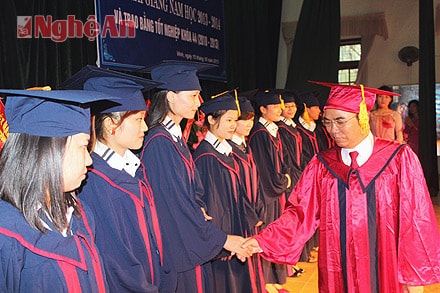 Trao bằng tốt nghiệp cho SV Khóa 44