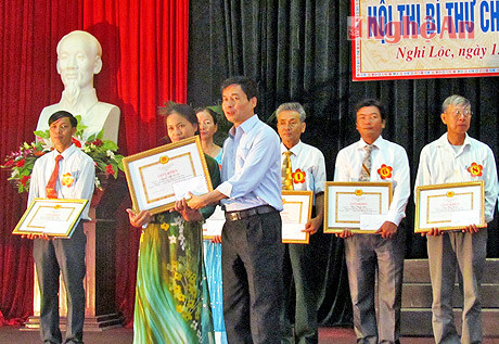 Đồng chí Phan Sỹ Dương - Bí thư Huyện ủy trao bằng khen và phần thưởng cho thí sinh đạt giải Nhất