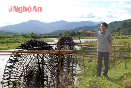 Vận hành guồng quay lấy nước phục vụ cho sản xuất ở Châu Tiến (Quỳ châu).