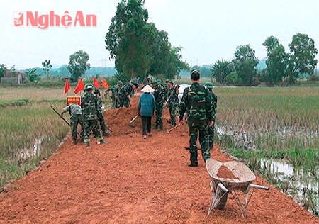 Cán bộ, chiến sỹ Lữ đoàn 215 giúp dân làm đường giao thông nội đồng