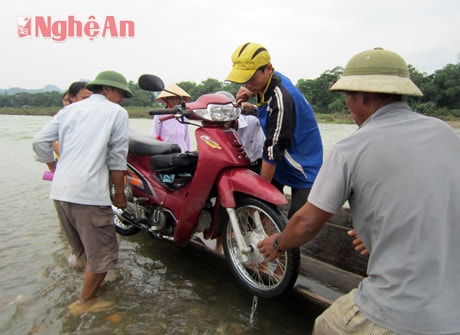 Vất vả chuyển phương tiện lên thuyền.