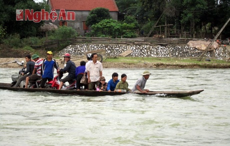 Con thuyền nhỏ giữa dòng nước xiết.