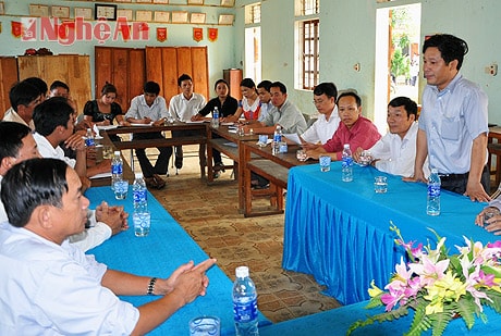 Lãnh đạo Ban tổ chức Tỉnh ủy trao đổi với cán bộ xã Tri Lễ (Quế Phong) về củng cố hệ thống chính trị.