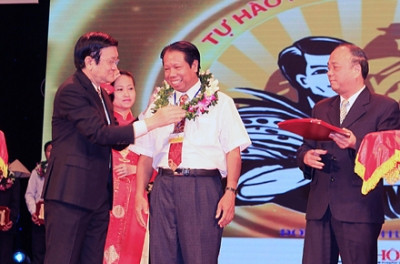 Chủ tịch nước Trương Tấn Sang trao vòng nguyệt quế tặng nông dân xuất sắc.  (NGUYỄN KHANG (TTXVN))
