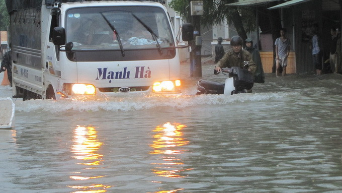 Mưa lớn khiến nhiều tuyến đường ở TP Hà Tĩnh bị ngập sâu. Ảnh: Văn Định