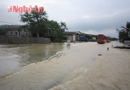 Nhiều xe máy vẫn cố di chuyển