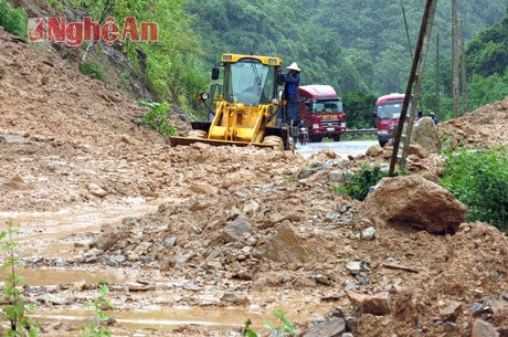 Máy xúc của Công ty TNHH - MTV quản lý và XDĐB 495 san gạt đất sạt lở ở Lưu Kiền (Tương Dương).