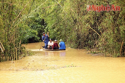 Người dân xóm 7-Hưng Lợi -Hưng Nguyên di chuyển người già, trẻ em lên đê chạy lũ