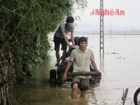 Người dân Hưng Nhân tất tả chạy lũ.