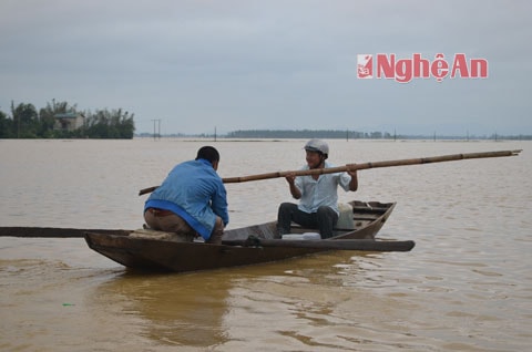 Thuyền nan là phương tiện chủ yếu để di chuyển trong vùng bị ngập.