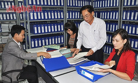 Cán bộ  Văn phòng Tỉnh ủy kiểm tra công tác lưu trữ hồ sơ, tài liệu.  Ảnh:  Hữu Nghĩa