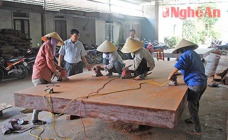 Công nhân Công ty TNHH Nguyên Nghĩa đang sản xuất đồ mộc.