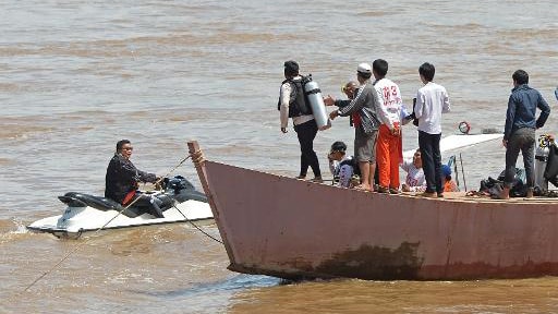 Đội thợ lặn của lực lượng cứu hộ Thái Lan cùng hỗ trợ tìm kiếm xác nạn nhân (Ảnh: AFP)