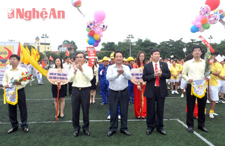 Lãnh đạo tỉnh và lãnh đạo Tổng Công ty tặng cờ lưu niện và hoa cho các đơn vị tham gia hội thao.