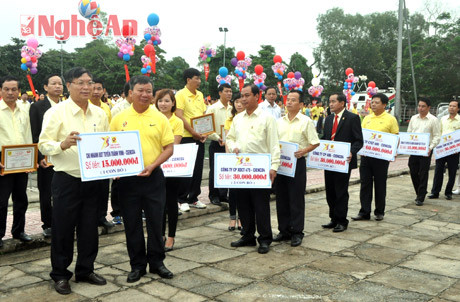 Các công ty thành viên CIENCO 4 ủng hộ mua bò cho các hộ nghèo của tỉnh Nghệ An.