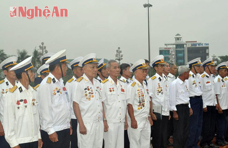 Các cựu chiến binh Đoàn tàu không số dâng hoa tại quảng trường Hồ Chí Minh