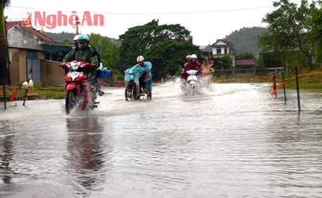 Đến chiều ngày 18/10, nước vẫn ngập băng trên nhiều tuyến đường ở xã Quỳnh Lâm.