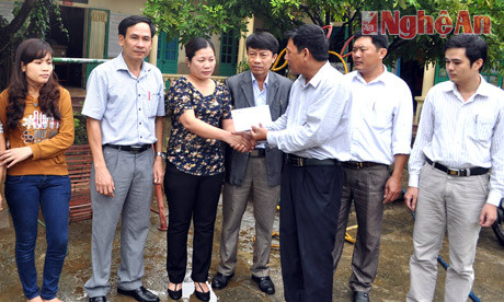 Đại diện báo Nghệ An trao tiền hỗ trợ cho trường mầm non Quỳnh Thiện.
