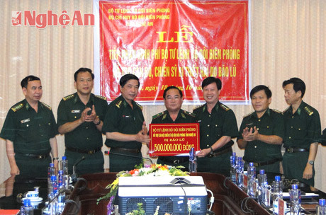 Thiếu tướng Nguyễn Cảnh Hiền trao cho cho bộ đội biên phòng Nghệ An.